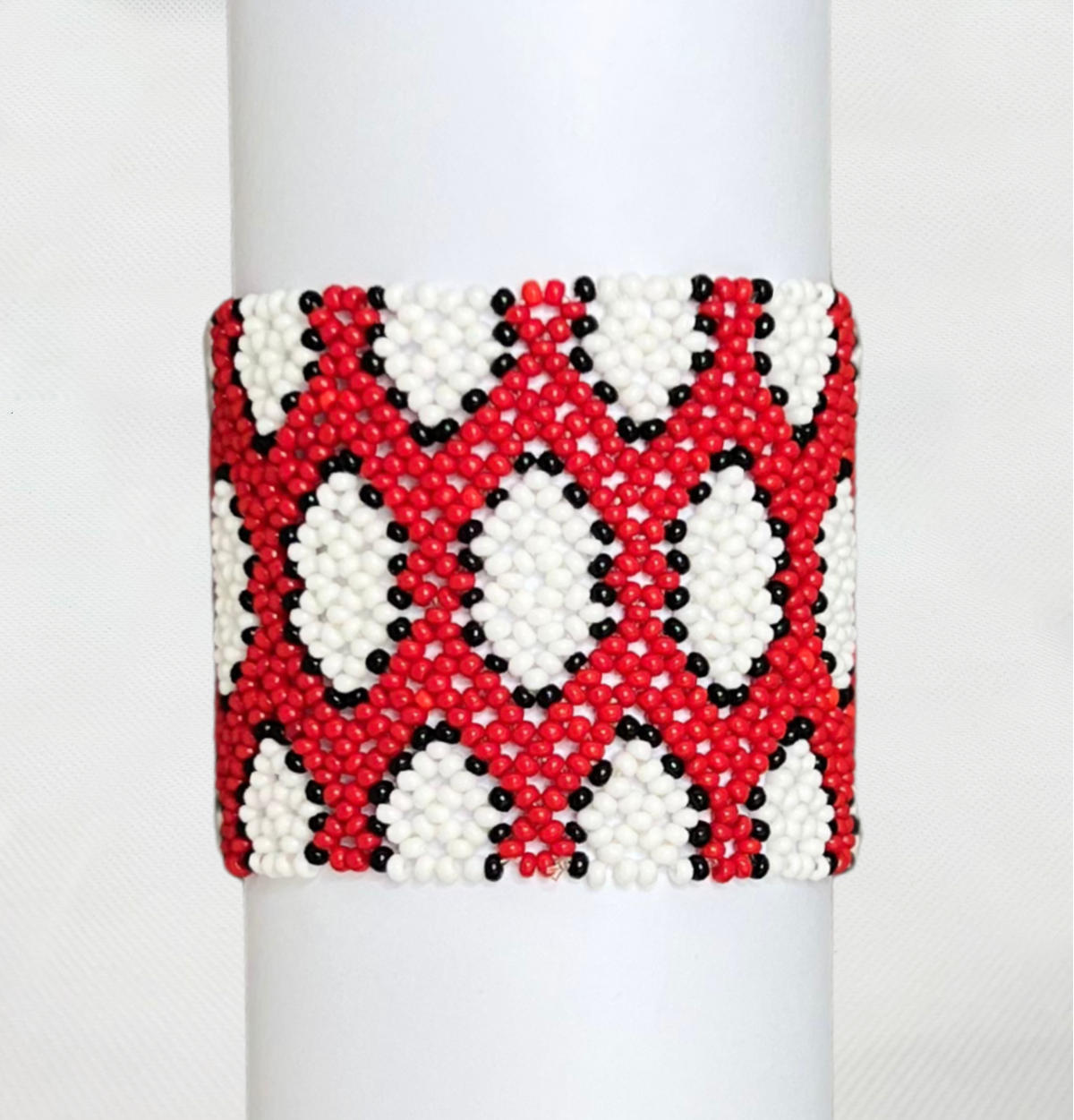 Indigenous Elastic Beaded Bracelet • KAMAYURÁ people (from Brazil)