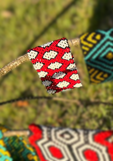 Indigenous Elastic Beaded Bracelet • KAMAYURÁ people (from Brazil)