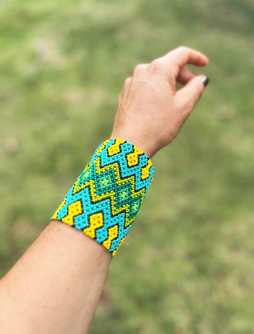 Indigenous Elastic Beaded Bracelet • KAMAYURÁ people (from Brazil)