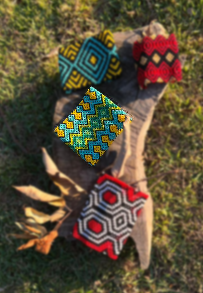 Indigenous Elastic Beaded Bracelet • KAMAYURÁ people (from Brazil)