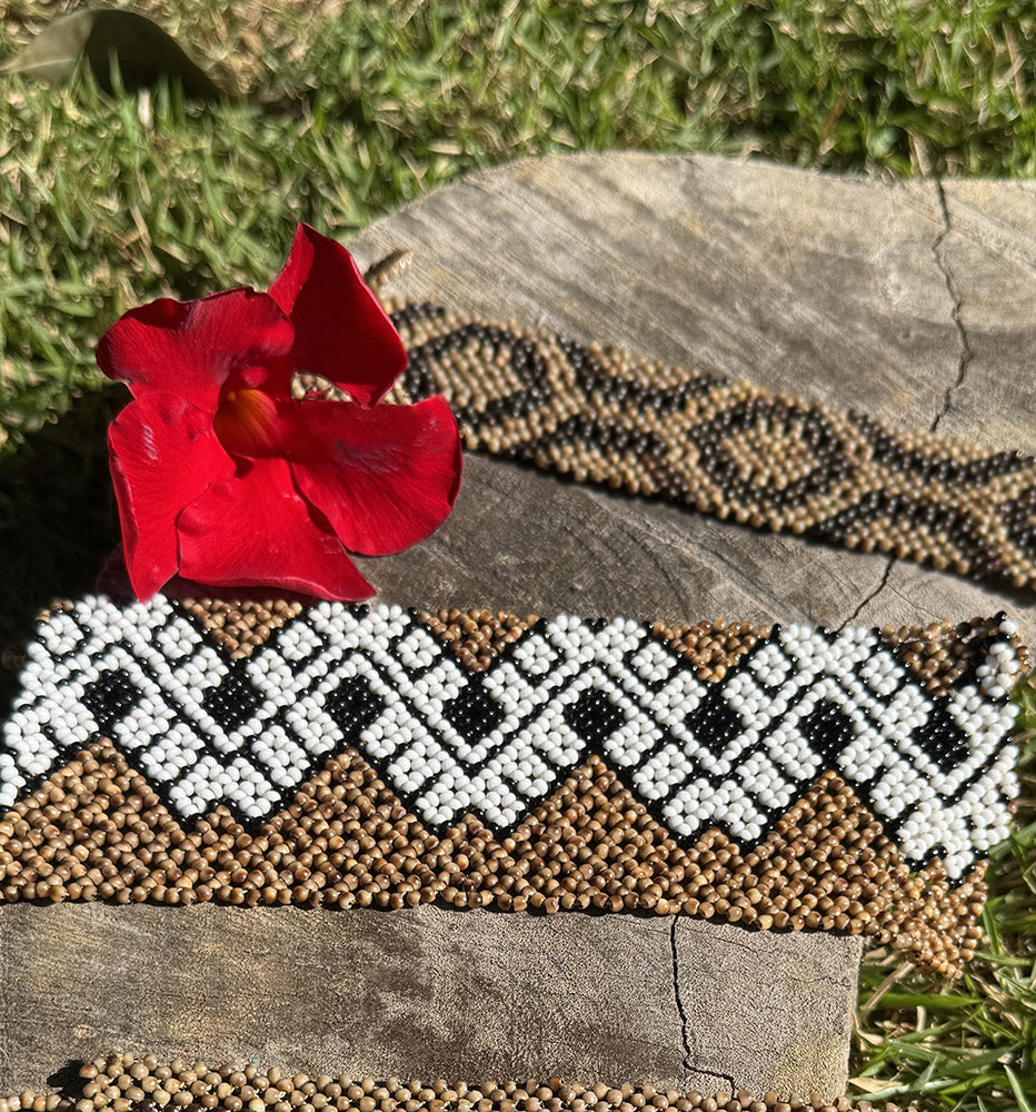 Bracelet élastique perlé autochtone • Peuple WAURÁ (du Brésil)