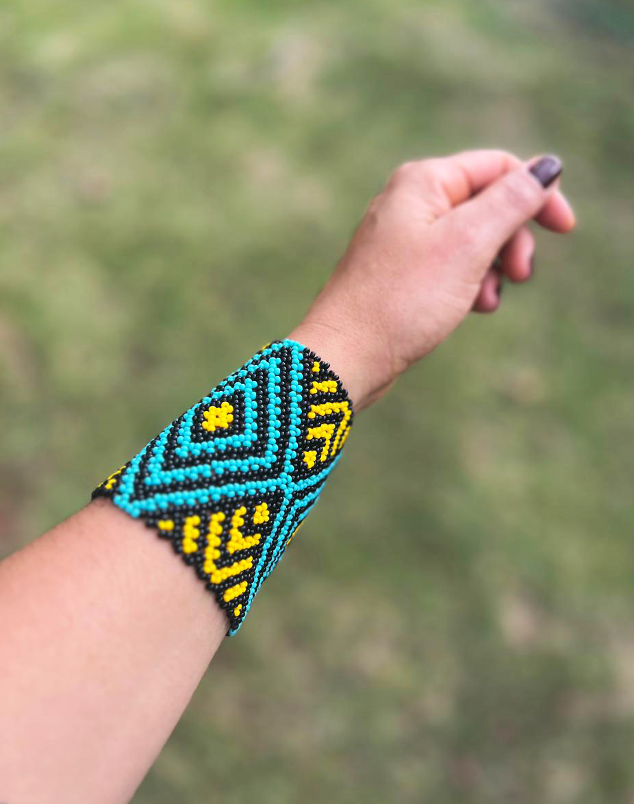 Indigenous Elastic Beaded Bracelet • KAMAYURÁ people (from Brazil)