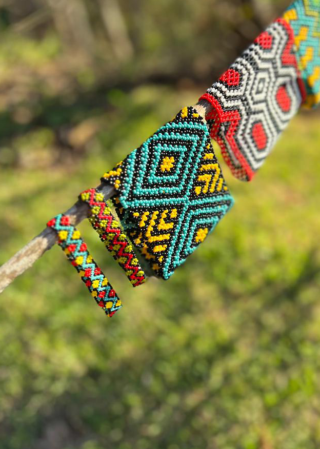Indigenous Elastic Beaded Bracelet • KAMAYURÁ people (from Brazil)