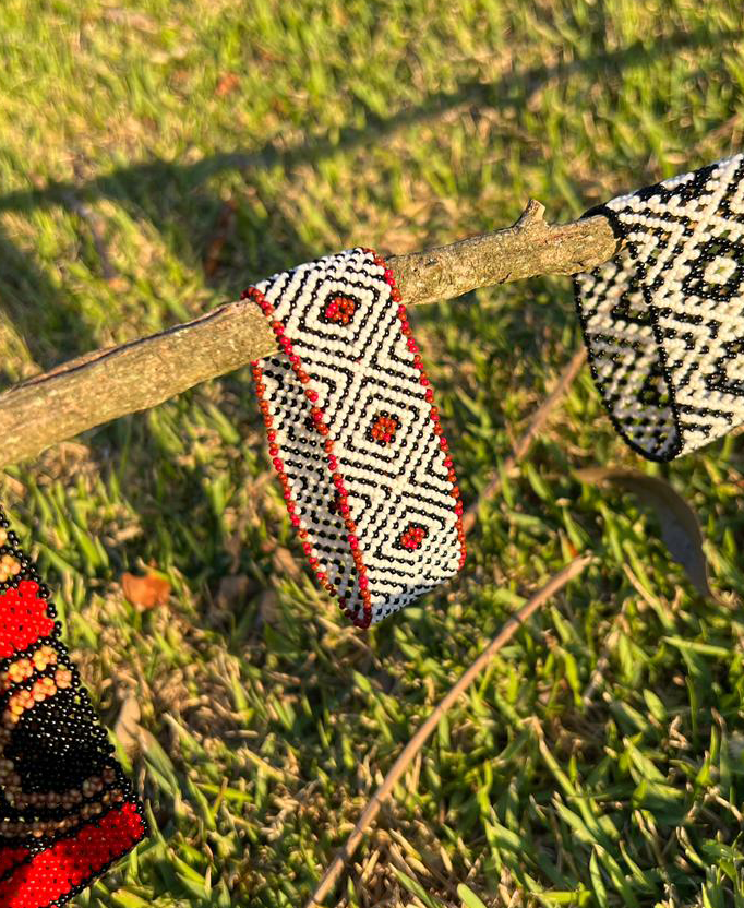 Indigenous Elastic Beaded Bracelet • WAURÁ people (from Brazil)